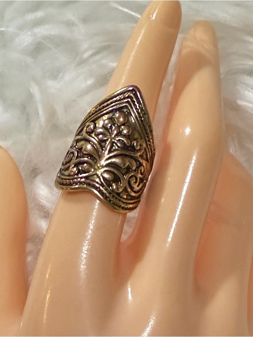 Antique-Style Gold Floral Shield Ring - Women Jewelry